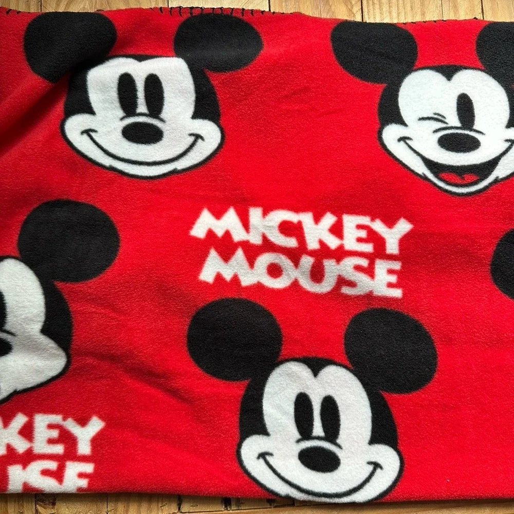 Disney Red/White/Black Mickey Mouse Face Throw Blanket 39 X 49 Inch